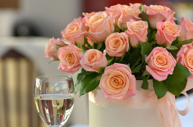 Обои картинки фото цветы, розы, розовые, букет, лента, бокал