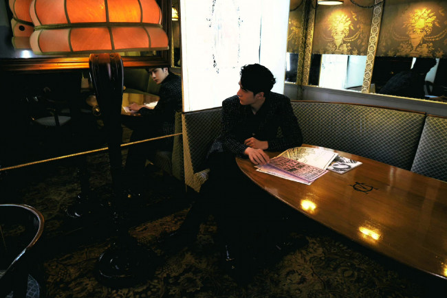 Обои картинки фото мужчины, wang yi bo, актер, стол, зеркало