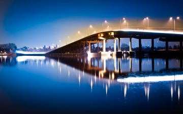 Картинка города мосты вода огни озеро фонари ночь