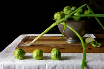 Картинка еда овощи натюрморт капуста лук зелень доска посуда стол фон