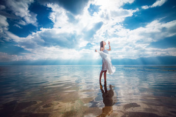 Картинка девушки -unsort+ брюнетки +шатенки в воде облака небо отражение девушка