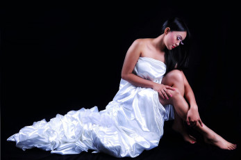 Картинка девушки -unsort+ азиатки ресницы черный фон ножки черные волосы девушка лицо сидит азиатка тело поза