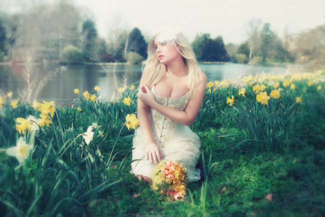 Обои картинки фото девушки, -unsort , блондинки, цветы, lorena, f, декольте, faerie
