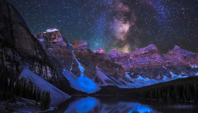 Обои картинки фото природа, горы, скалы, деревья, озеро, снег, небо, ночь, млечный, путь, звезды