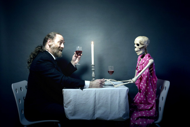 Обои картинки фото юмор и приколы, скелет, мужчина, вино, бокалы, свеча