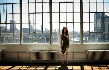 Картинка девушки emma+stone платье окна город