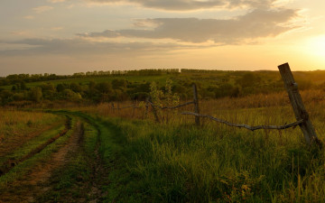 Картинка природа дороги изгородь туучи солнце дорога трава поле