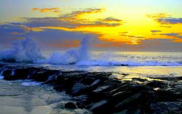Картинка природа стихия океан скалы шторм волны брызги пена