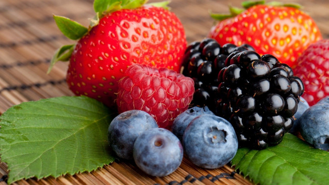 Обои картинки фото еда, фрукты, ягоды, ежевика, малина, клубника