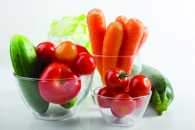 Обои картинки фото еда, овощи, морковь, томаты, огурцы