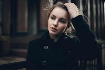 Картинка девушки -unsort+ блондинки +светловолосые ветер здание пальто