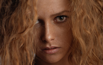Картинка julia+yaroshenko девушки юлия+ярошенко julia yaroshenko девушка портрет лицо причёска модель красавица красотка рыжеволосая поза веснушки взгляд сексуальная
