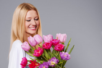 Картинка девушки -+блондинки +светловолосые блондинка улыбка букет тюльпаны