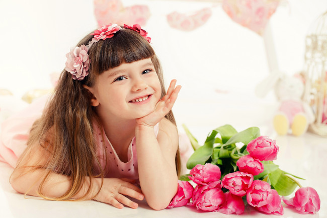 Обои картинки фото разное, дети, девочка, букет, цветы, тюльпаны
