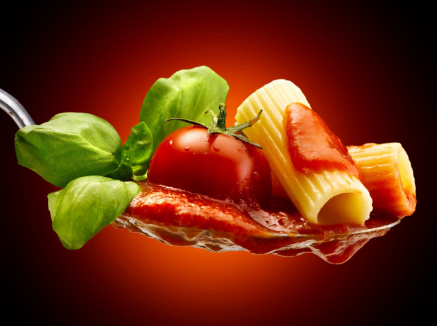 Обои картинки фото еда, макаронные блюда, кетчуп, макароны, помидоры, ложка