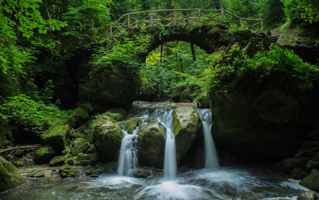 Обои картинки фото природа, водопады, водопад, река, лес, арка, мост