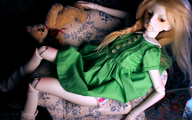 Обои картинки фото разное, игрушки, платье, bjd, кукла, кресло, мишка, зеденое, рыжие, волосы, doll