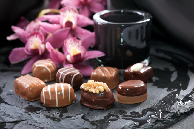 Обои картинки фото еда, конфеты,  шоколад,  сладости, орхидея, ассроти