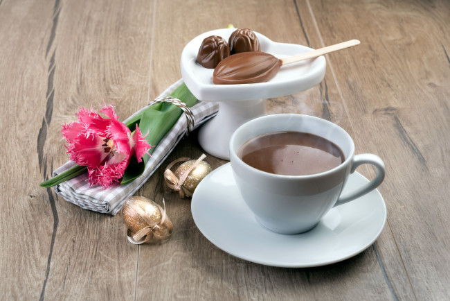 Обои картинки фото еда, конфеты,  шоколад,  сладости, тюльпан, кофе
