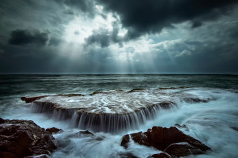 Картинка природа побережье скалы волны океан море небо тучи свет лучи камни выдержка вода потоки