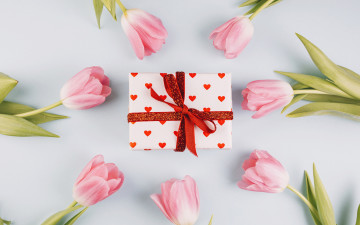 Картинка праздничные подарки+и+коробочки тюльпаны подарок