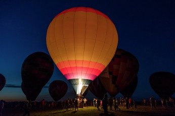 Картинка авиация воздушные+шары+дирижабли ночь воздушные шары зрители