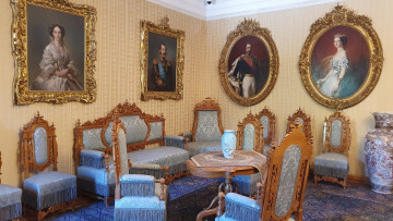 Картинка интерьер дворцы +музеи портреты кресла вазы