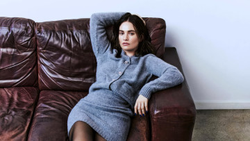 Картинка девушки lily+james шатенка костюм диван