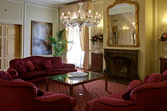 Картинка интерьер гостиная люстра диваны зеркало камин