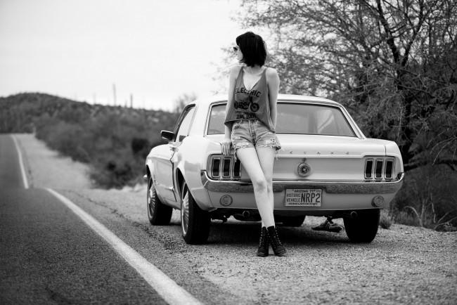 Обои картинки фото ford, mustang, автомобили, авто, девушками, дорога, обочина