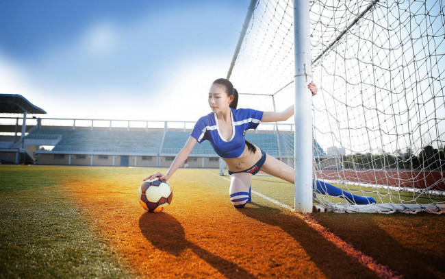 Обои картинки фото спорт, футбол, мяч, девушка, азиатка