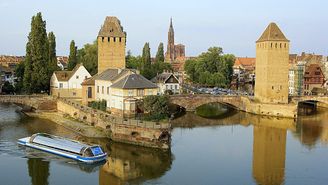 Обои картинки фото города, страсбург , франция, мосты, канал, судно, прогулочное, башни