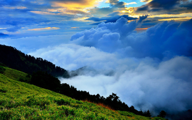Обои картинки фото природа, облака, закат, небо, туман, склон, горы
