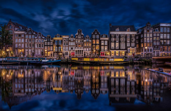 Картинка города амстердам+ нидерланды вечер баржи канал