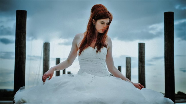 Обои картинки фото девушки, - невесты, рыжая, невеста, столбы