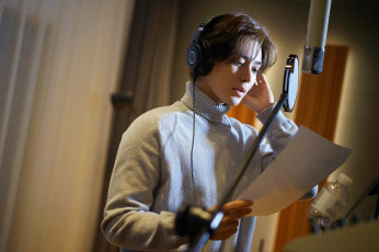 Картинка мужчины hou+ming+hao актер свитер наушники микрофон бумага