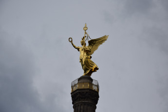 Картинка берлин города -+памятники +скульптуры +арт-объекты птица венок крылья женщина