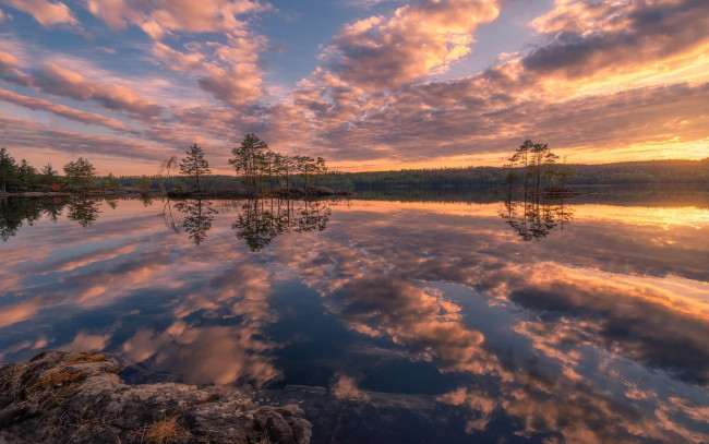 Обои картинки фото природа, реки, озера, небо, облака, деревья, река, отражение, разлив