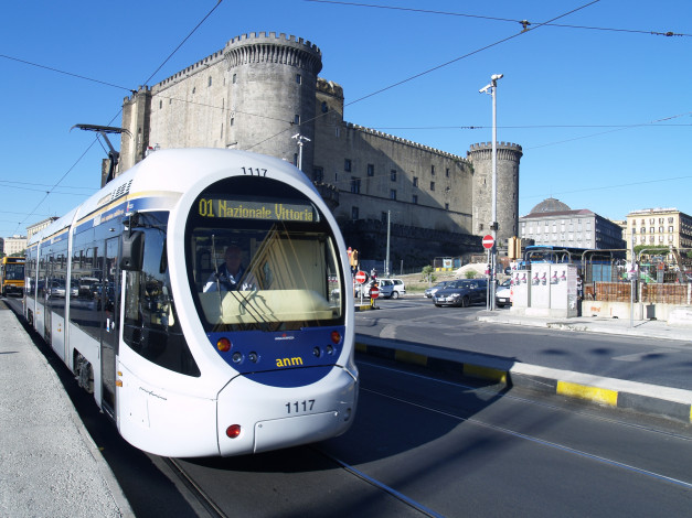 Обои картинки фото трамвай, техника, трамваи, город, италия, неаполь, улица