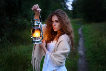 Картинка девушки -+брюнетки +шатенки тропинка фонарь