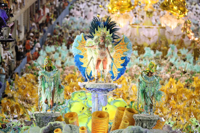 Обои картинки фото бразильский, карнавал, разное, маски, карнавальные, костюмы, яркий, девушка, платформа, перья