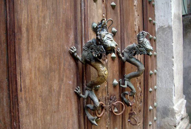 Обои картинки фото разное, ключи, замки, дверные, ручки, драконы, дверь