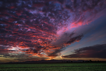 Картинка природа облака горы поле вечер закат небо