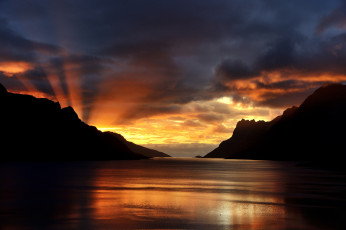 Картинка природа восходы закаты горы залив тучи закат
