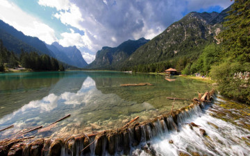 Картинка природа реки озера озеро горы домик лес камни