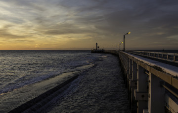 Картинка природа побережье море пирс маяк вечер сумерки фонари огни