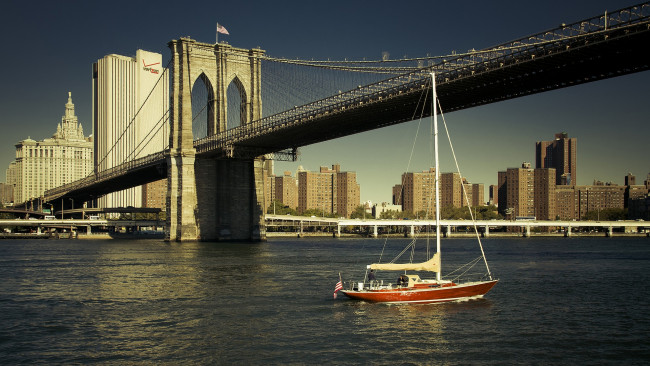 Обои картинки фото brooklyn bridge,  new york city, корабли, Яхты, brooklyn, bridge, new, york, city, east, river, бруклинский, мост, нью-йорк, ист-ривер, яхта, река, здания