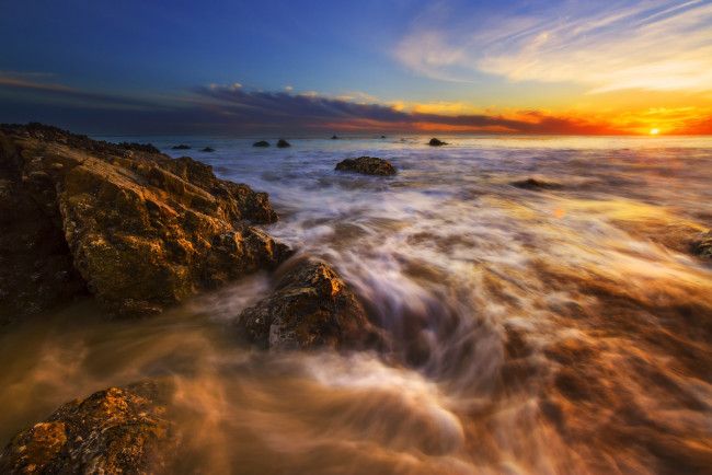 Обои картинки фото природа, восходы, закаты, море, пляж, камни, солнце, рассвет