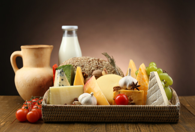 Обои картинки фото еда, сырные изделия, виноград, чеснок, сыр, молоко, бадьян, кувшин, помидоры