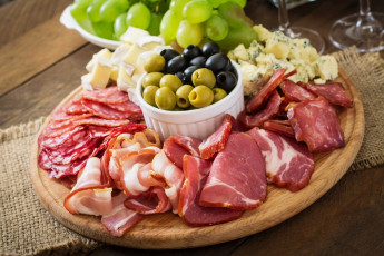 Картинка еда мясные+блюда маслины оливки поднос колбаса виноград